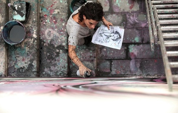 Аличе Паскуини (Alice Pasquini) – талантливая художница из Рима. В своем стрит арте она стремиться продемонстрировать чувства и эмоции людей. Очень часто при работе над образами представительниц слабого пола, Аличе ставит на первое место не их сексуальность, а женственность и нежность. 