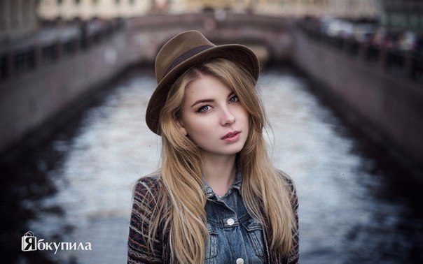 — Какие у тебя могут быть проблемы! Ты такая красивая. Все головы сворачивают.