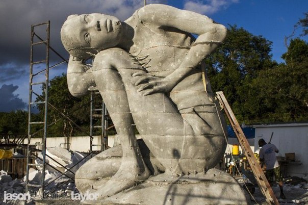 Масштабный проект от Jason deCaires Taylor - огромная скульптура девушки, сидящей на дне океана в районе Багамских островов. Гигантская фигура выполнена из устойчивого рН-нейтрального цементного материала, способствующего росту кораллов и развитию других представителей флоры. 
