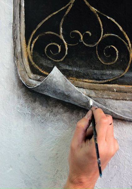 Знаменитый художник Pejac, работающий в жанре стрит-арт, недавно посетил Стамбул. Там он оставил несколько интересных работ, выполненных в очень реалистичном стиле. Это нечто среднее между сложной оптической иллюзией и эффектными граффити, сделанных в стиле 3D.