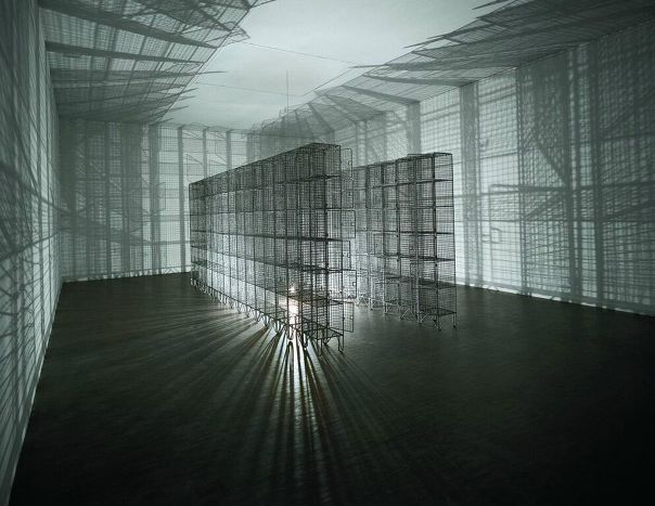 Мона Хатум (Mona Hatoum) - одна из самых известных художниц арабского происхождения (место рождения - Бейрут). Большинство ее работ, конечно, остросоциальные: о неравенстве в обществе, о культурных различиях, о проблемах миграции. Интересна одна из ее первых работ, которая принесла Моне признание: 