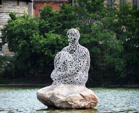 Испанский художник Жом Пленса (Jaume Plensa) создает скульптуры из стали, зашифровывая в них строки стихотворений и ноты. #скульптура