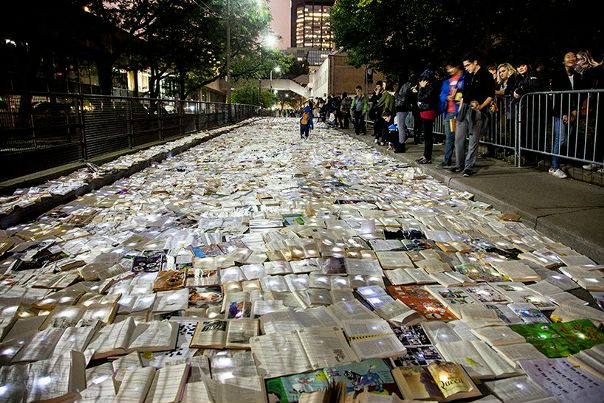 На арт-фестивале Nuit Blanche в Торонто проект Luzinterruptus представил концептуальную инсталляцию Literature vs. Traffic (литература против движения). Одна из улиц города была выложена тысячами различных книг, внутрь которых между страниц для привлечения внимания были вложены фонарики. Таким образом авторы выступают за то, чтобы литература занимала больше уличного пространства, чем автомобильное движение. Ранее авторы уже создавали подобную иснсталляцию Нью-Йорке, Мадриде и Мельбурне.