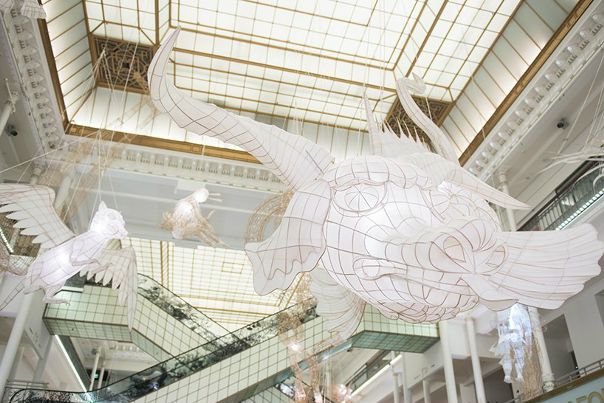 Культовая арт-личность Ай Вэйвэй (Ai Weiwei) создал в парижском торговом центре Le Bon Marche Rive Gauche парящие инсталляции из бамбука и легкого шелка.