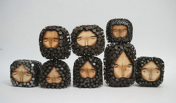 Американский скульптор Хайме Молина (Jaime Molina) вырезает из дерева квадратные фигурки, добавляя им бороду из гвоздей и разные выражения лиц. 