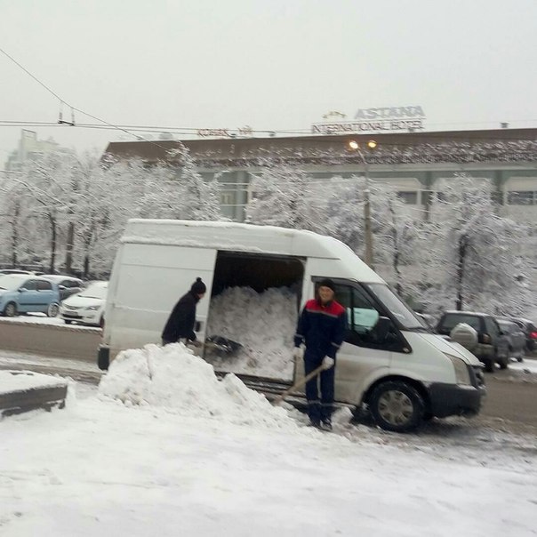 Они выгружают снег, или воруют 