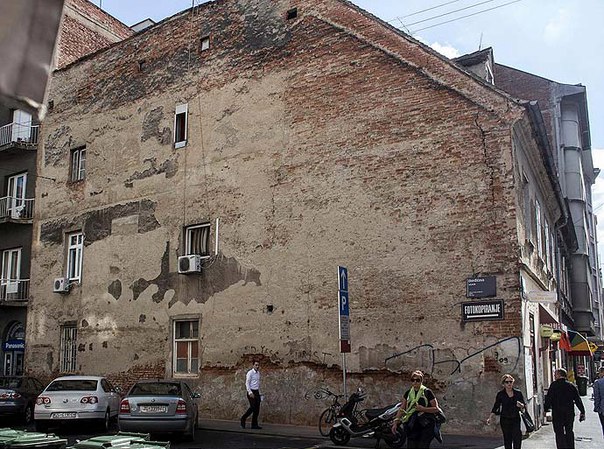 Хорватский художник Lonac создал масштабную фреску для фестиваля Рандеву, во Франции (Rendez-Vous festival). Работа получила название «Xenophora».