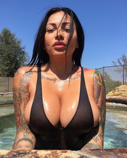 Мясистая Brittanya Razavi 