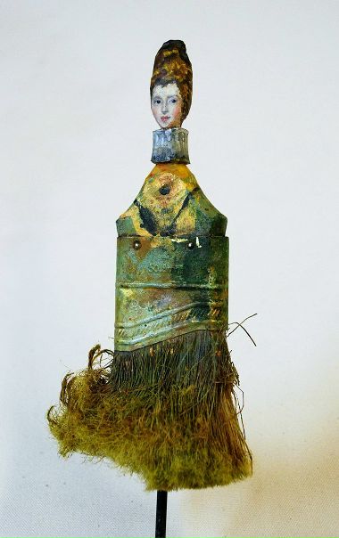 Американская художница Ребекка Сцето (Rebecca Szeto) создает очень милые скульптуры женщин из обычных кистей.