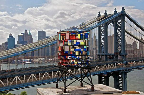 Бруклинский художник Том Фруин (Tom Fruin) установил необычное сооружение, похожее на водонапорную башню на крыше одного из зданий в Нью-Йорке. Расположенное недалеко береговой линии Ист-Ривер, оно имеет размер 25 на 10 футов (приблизительно 7,5 х 3 метра) и собрано почти из 1000 кусков разноцветного оргстекла, найденных Томом в городе и его окрестностях.