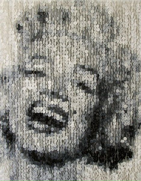 Аугусто Эскивель (Augusto Esquivel) использует тысячи небольших серых пуговиц для того, чтобы создать портреты знаменитостей. Эскивель использует только серые, белые и черные пуговицы. Художник уже создал таким образом портреты Джеймса Дина, Одри Хепберн, Мэрилин Монро и Сальвадора Дали.