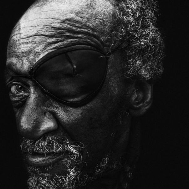Бостонский фотограф Ли Джефрис (Lee Jeffries) начинал как спортивный журналист. Однако, увидев однажды в Лондоне бездомную, спящую у мусорного бака, его жизнь резко изменилась. Сейчас Ли путешествует по Европе и США, делая черно-белые фотографии бездомных. Его глубокие и выразительные портреты глубоко затрагивают зрителя и надолго остаются в памяти.