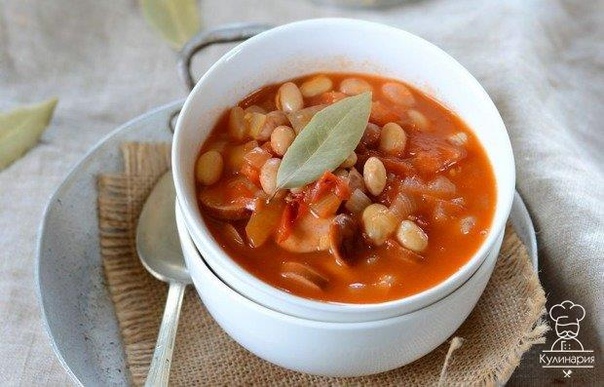 Белая фасоль с сосисками в томатном соусе