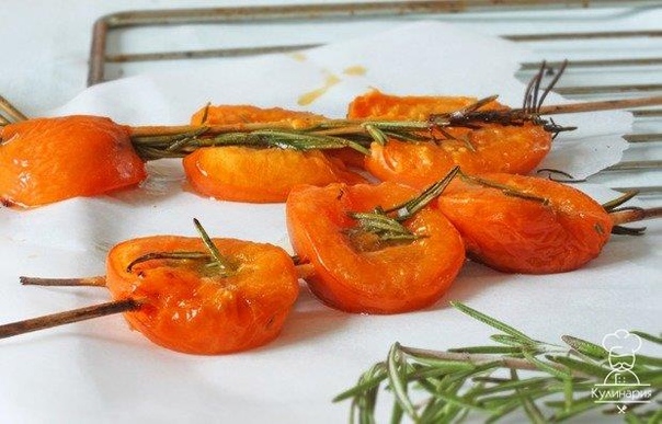 Абрикосы, запеченные с медом и розмарином