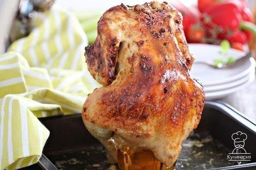 Курица, запечённая в духовке на банке с пивом.