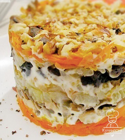 Салат из шампиньонов с орехами и черносливом.