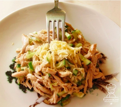 Простой салат с курицей и огурцами.