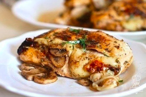 Курица, фаршированная грибами и сыром 