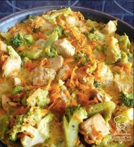 Курица с брокколи и морковью, тушеная в сливках