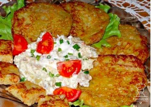 Картофельные деруны с луком и морковью,в чесночно-грибном соусе