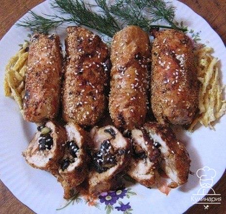 Рулет из куриного филе с черносливом 