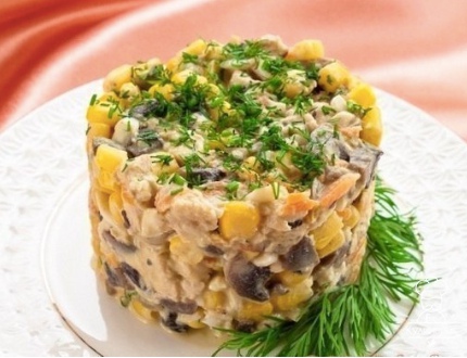 Салат с кукурузой и грибами