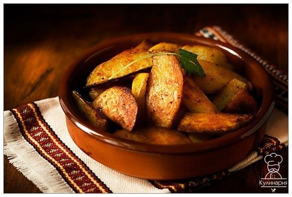 Запеченные картофельные дольки.