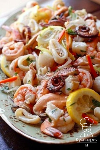 Праздничный салат из маринованных морепродуктов