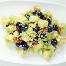 Киноа с голубикой и орехами пекан