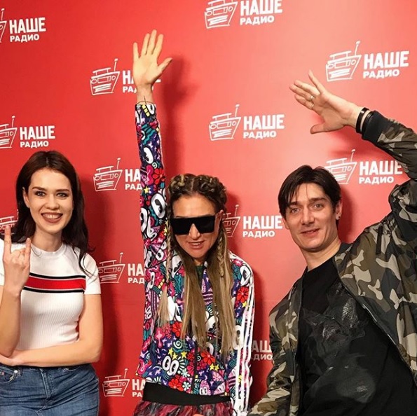 Линда в гостях у Ленского и Епифановой в «Тарифе Дневном» рассказала о новом альбоме, сыроедении и любви к празднованию дней рождения на свежем воздухе, а Надя и Дима тут же рассказали ей о нудистских пляжах в Москве!