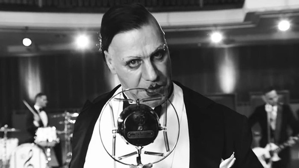 В день радио предлагаем вам ещё раз посмотреть клип группы Rammstein «Radiо»: 