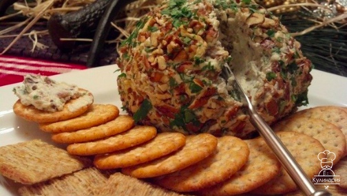 Закуска в форме шара с сыром и финиками