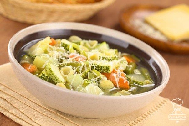Овощной суп с курицей, лапшой и цукини