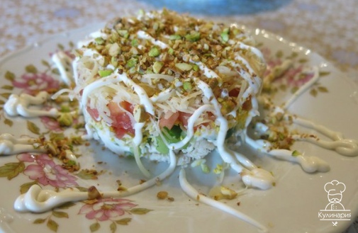 СЛОЁНЫЙ КУРИНЫЙ САЛАТ С ОВОЩАМИ И ФИСТАШКАМИ