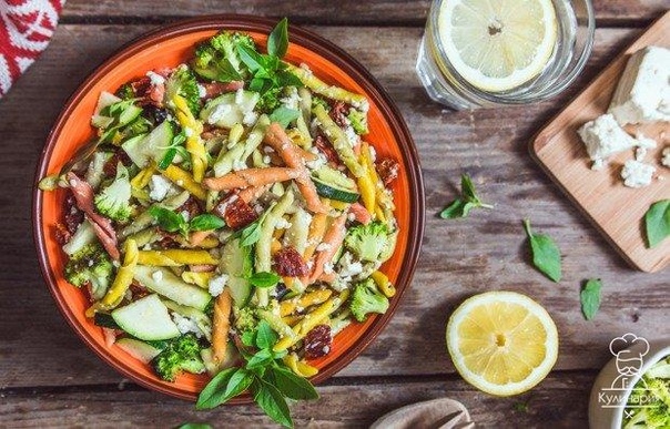 Салат с макаронами и овощами