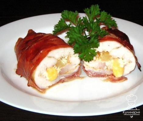 Куриные рулетики с ананасом в беконе