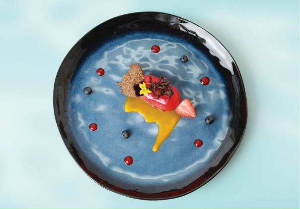 Ресторан Erarta представляет Гала-десерт по мотивам выставки Сальвадора Дали, открывшейся в музее Эрарта. В составе десерта малиновый чизкейк, малиновое компоте, кофейный кекс и манговый соус. Шеф-кондитер ресторана Erarta вдохновлялся творчеством великого Сальвадора Дали, сделав акцент на пластичных формах и ярких вкусовых сочетаниях. Идеальный способ дополнить впечатления от выставки скульптур Дали в Эрарте! 