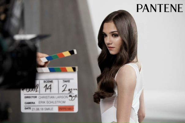 Евгения Медведева прекрасна всегда и везде – и на катке во время сложных тренировок и выступлений, и под прицелом фотокамер во время модных съемок. Хотите узнать секрет красоты волос Евгении Все очень просто - ее волосы на 100% сильнее благодаря Pantene!