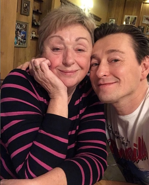  Сергей Безруков поделился фото с мамой.